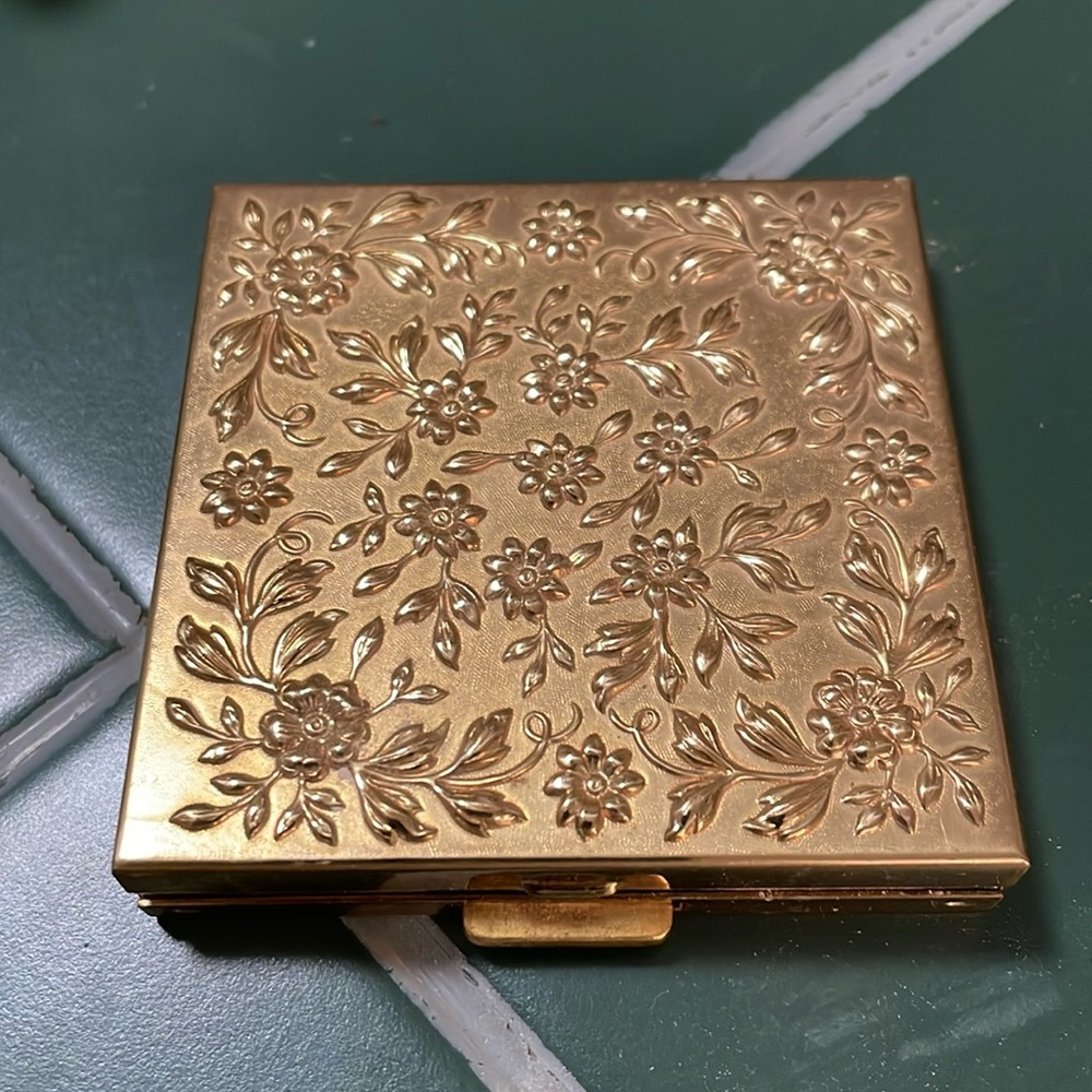 Vintage makeup compact